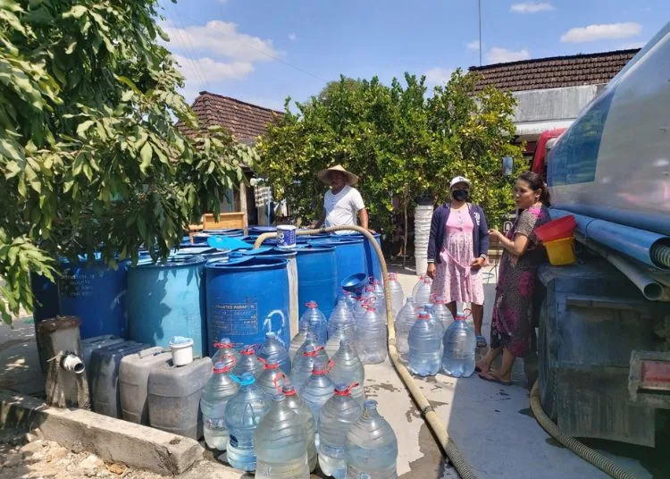 Forum Wartawan Pati (FWP) menyalurkan bantuan air bersih kepada warga Desa Tambahmulyo, Kecamatan Jakenan, dan Desa Soko, Kecamatan Gabus, Minggu, 6 September 2026. (Dok. Pribadi/Lingkarjateng.id)