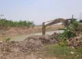Alat berat dikerahkan untuk normalisasi Sungai Silugonggo Pati. (Lingkarjateng.id)