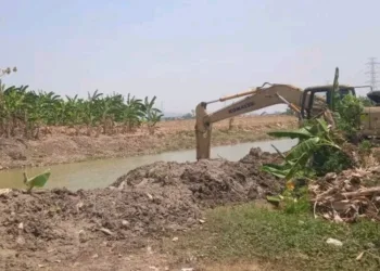 Alat berat dikerahkan untuk normalisasi Sungai Silugonggo Pati. (Lingkarjateng.id)