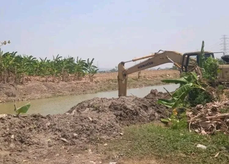 Alat berat dikerahkan untuk normalisasi Sungai Silugonggo Pati. (Lingkarjateng.id)