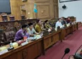 Ketua DPRD Pati Ali Badrudin (ketiga kiri) saat memimpin rapat. (Lingkarjateng.id)