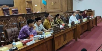 Ketua DPRD Pati Ali Badrudin (ketiga kiri) saat memimpin rapat. (Lingkarjateng.id)