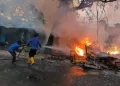Damkar Pati melakukan upaya pemadaman. (Dok. For Lingkarjateng.id)