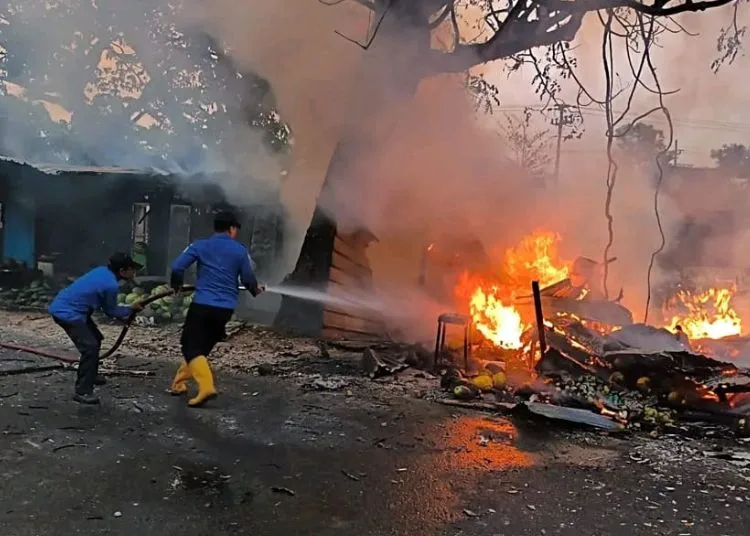 Damkar Pati melakukan upaya pemadaman. (Dok. For Lingkarjateng.id)