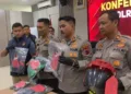 Kapolres Demak, AKBP AKBP Arrizal Samelino Gandasaputra, memperlihatkan barang bukti kasus pembunuhan dan pembakaran wanita dalam konferensi pers di Mapolres Demak, Kamis, 3 September 2026. (M. Burhanuddin Aslam/Lingkarjateng.id)
