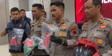 Kapolres Demak, AKBP AKBP Arrizal Samelino Gandasaputra, memperlihatkan barang bukti kasus pembunuhan dan pembakaran wanita dalam konferensi pers di Mapolres Demak, Kamis, 3 September 2026. (M. Burhanuddin Aslam/Lingkarjateng.id)
