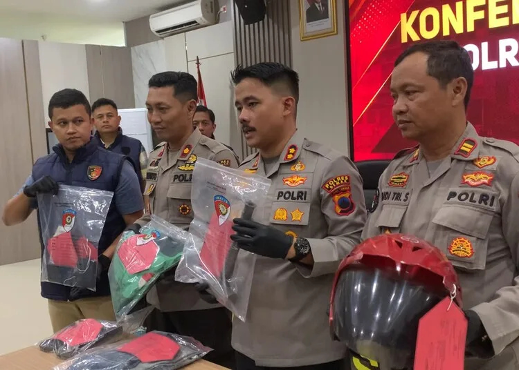 Kapolres Demak, AKBP AKBP Arrizal Samelino Gandasaputra, memperlihatkan barang bukti kasus pembunuhan dan pembakaran wanita dalam konferensi pers di Mapolres Demak, Kamis, 3 September 2026. (M. Burhanuddin Aslam/Lingkarjateng.id)