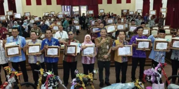 Para wajib pajak di Kabupaten Jepara yang menerima penghargaan atas pelunasan Pajak Bumi dan Bangunan Perdesaan dan Perkotaan (PBB-P2), Selasa, 8 September 2026. (dok for Lingkarjateng.id)