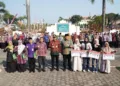 Bupati Jepara, Witiarso Utomo (kelima kiri) didampingi Wakil Bupati M. Ibnu Hajar (kelima kanan) menyerahkan secara simbolis bantuan beasiswa Perguruan Tinggi di Halaman Sekretariat Daerah Jepara pada Selasa, 1 September 2026. (Tomi Budianto/Lingkarjateng.id)