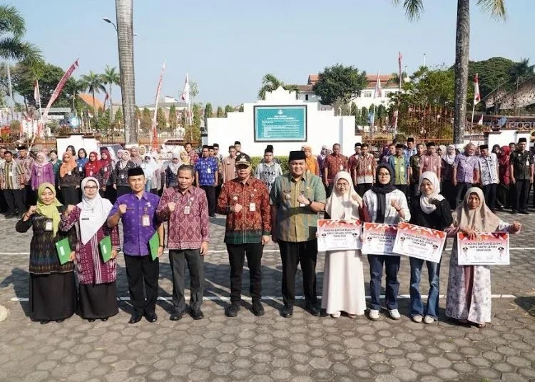 Bupati Jepara, Witiarso Utomo (kelima kiri) didampingi Wakil Bupati M. Ibnu Hajar (kelima kanan) menyerahkan secara simbolis bantuan beasiswa Perguruan Tinggi di Halaman Sekretariat Daerah Jepara pada Selasa, 1 September 2026. (Tomi Budianto/Lingkarjateng.id)