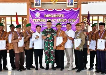 Plt Bupati Pekalongan Sukirman (kelima kiri), menghadiri acara peringatan HUT ke-67 PEPABRI DPC Kabupaten Pekalongan di Pendopo Wakil Bupati, Rabu, 23 September 2026. (Fahri Akbar/Lingkarjateng.id)