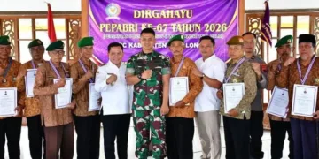Plt Bupati Pekalongan Sukirman (kelima kiri), menghadiri acara peringatan HUT ke-67 PEPABRI DPC Kabupaten Pekalongan di Pendopo Wakil Bupati, Rabu, 23 September 2026. (Fahri Akbar/Lingkarjateng.id)