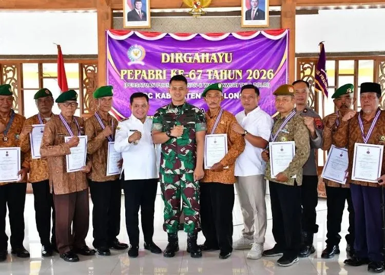 Plt Bupati Pekalongan Sukirman (kelima kiri), menghadiri acara peringatan HUT ke-67 PEPABRI DPC Kabupaten Pekalongan di Pendopo Wakil Bupati, Rabu, 23 September 2026. (Fahri Akbar/Lingkarjateng.id)