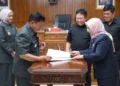 Wali Kota Salatiga Robby Hernawan, menandatangani berita acara pengajuan usulan perombakan struktur OPD pada sidang paripurna di Kantor DPRD, Jumat, 18 September 2026. (Prokompim Setda Salatiga/Lingkarjateng.id)