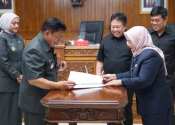Wali Kota Salatiga Robby Hernawan, menandatangani berita acara pengajuan usulan perombakan struktur OPD pada sidang paripurna di Kantor DPRD, Jumat, 18 September 2026. (Prokompim Setda Salatiga/Lingkarjateng.id)