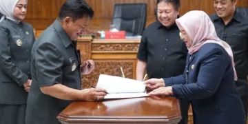 Wali Kota Salatiga Robby Hernawan, menandatangani berita acara pengajuan usulan perombakan struktur OPD pada sidang paripurna di Kantor DPRD, Jumat, 18 September 2026. (Prokompim Setda Salatiga/Lingkarjateng.id)