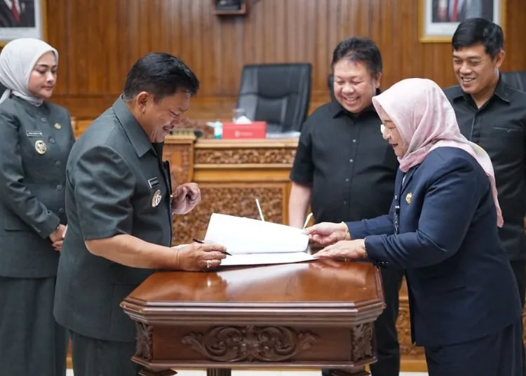 Wali Kota Salatiga Robby Hernawan, menandatangani berita acara pengajuan usulan perombakan struktur OPD pada sidang paripurna di Kantor DPRD, Jumat, 18 September 2026. (Prokompim Setda Salatiga/Lingkarjateng.id)
