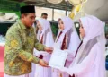 Wakil Gubernur Jawa Tengah, Taj Yasin Maimoen, memberikan apresiasi kepada penghafal Alqur’an yang diwisuda di Pondok Pesantren Tasyri’iyyah Alawiyah, Wonosalam, Kabupaten Demak, Kamis, 10 September 2026. (dok Humas Pemprov Jateng)