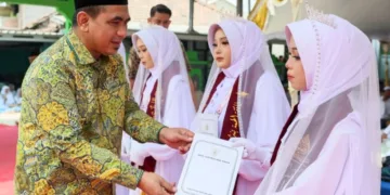 Wakil Gubernur Jawa Tengah, Taj Yasin Maimoen, memberikan apresiasi kepada penghafal Alqur’an yang diwisuda di Pondok Pesantren Tasyri’iyyah Alawiyah, Wonosalam, Kabupaten Demak, Kamis, 10 September 2026. (dok Humas Pemprov Jateng)