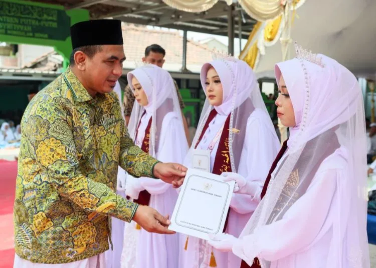 Wakil Gubernur Jawa Tengah, Taj Yasin Maimoen, memberikan apresiasi kepada penghafal Alqur’an yang diwisuda di Pondok Pesantren Tasyri’iyyah Alawiyah, Wonosalam, Kabupaten Demak, Kamis, 10 September 2026. (dok Humas Pemprov Jateng)