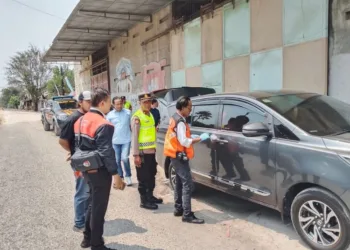 Polres Kudus saat melakukan olah TKP terkait dugaan kasus pencurian di depan Gudang Keramik 46, Jalan Lingkar Ngembal, Desa Ngembal Kulon, Kecamatan Jati, Kabupaten Kudus, Senin, 7 September 2026. (Nisa Hafizdotus S./Lingkarjateng.id)