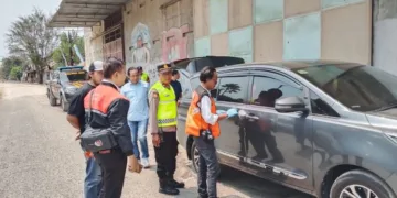 Polres Kudus saat melakukan olah TKP terkait dugaan kasus pencurian di depan Gudang Keramik 46, Jalan Lingkar Ngembal, Desa Ngembal Kulon, Kecamatan Jati, Kabupaten Kudus, Senin, 7 September 2026. (Nisa Hafizdotus S./Lingkarjateng.id)
