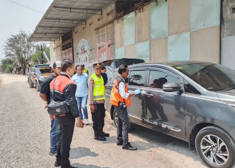 Polres Kudus saat melakukan olah TKP terkait dugaan kasus pencurian di depan Gudang Keramik 46, Jalan Lingkar Ngembal, Desa Ngembal Kulon, Kecamatan Jati, Kabupaten Kudus, Senin, 7 September 2026. (Nisa Hafizdotus S./Lingkarjateng.id)