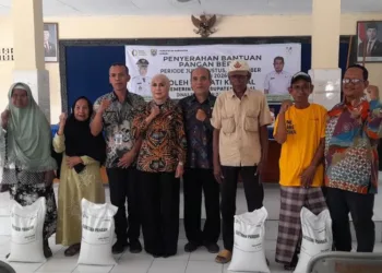 Plt Camat Kaliwungu, Pratikto Joko Wijayanto (keempat kanan) dalam acara penyerahan bantuan beras kepada warga kurang mampu di Desa Karangtengah, Kecamatan Kaliwungu, Kabupaten Kendal pada Kamis, 10 September 2026. (Anik Kustiani/Lingkarjateng.id)