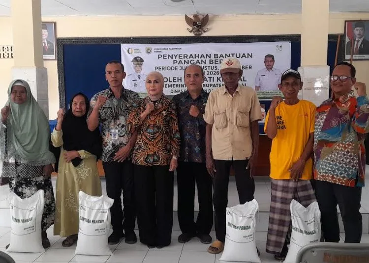 Plt Camat Kaliwungu, Pratikto Joko Wijayanto (keempat kanan) dalam acara penyerahan bantuan beras kepada warga kurang mampu di Desa Karangtengah, Kecamatan Kaliwungu, Kabupaten Kendal pada Kamis, 10 September 2026. (Anik Kustiani/Lingkarjateng.id)