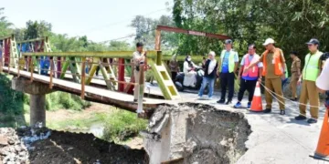 Plt Bupati Pekalongan Sukirman (tengah) meninjau progres penanganan longsor dan pembangunan turap di Jembatan Kalijambe-Pantianom, Selasa, 15 September 2026. (Fahri Akbar/Lingkarjateng.id)