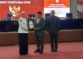 Ketua DPRD Kendal, Mahfud Sodiq, menerima penyampaian Rancangan KUPA dan PPAS Perubahan Tahun Anggaran 2026 dari Bupati Kendal, Dyah Kartika Permanasari dalam rapat paripurna pada Rabu 2 September 2026. (Anik Kustiani/Lingkarjateng.id)
