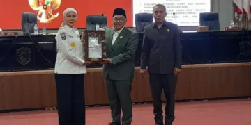 Ketua DPRD Kendal, Mahfud Sodiq, menerima penyampaian Rancangan KUPA dan PPAS Perubahan Tahun Anggaran 2026 dari Bupati Kendal, Dyah Kartika Permanasari dalam rapat paripurna pada Rabu 2 September 2026. (Anik Kustiani/Lingkarjateng.id)