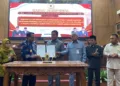 Plt Bupati Pati, Risma Ardhi Chandra, bersama pimpinan DPRD Pati menunjukkan dokumen perubahan APBD 2026 dalam rapat paripurna, Jumat, 18 September 2026. (Fahtur Rohman/Lingkarjateng.id)