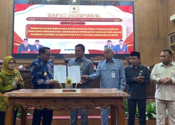 Plt Bupati Pati, Risma Ardhi Chandra, bersama pimpinan DPRD Pati menunjukkan dokumen perubahan APBD 2026 dalam rapat paripurna, Jumat, 18 September 2026. (Fahtur Rohman/Lingkarjateng.id)