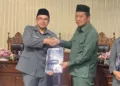 Bupati Batang M. Faiz Kurnawan (kiri) menyepakati Perubahan APBD 2026 saat rapat Paripurna di DPRD Kabupaten Batang pada Rabu, 16 September 2026. (dok for Lingkarjateng.id)