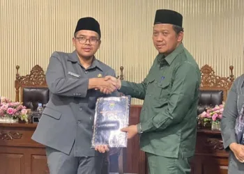 Bupati Batang M. Faiz Kurnawan (kiri) menyepakati Perubahan APBD 2026 saat rapat Paripurna di DPRD Kabupaten Batang pada Rabu, 16 September 2026.  (dok for Lingkarjateng.id)