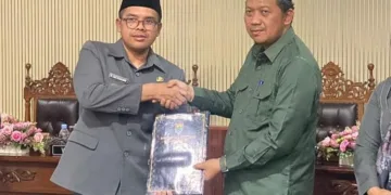 Bupati Batang M. Faiz Kurnawan (kiri) menyepakati Perubahan APBD 2026 saat rapat Paripurna di DPRD Kabupaten Batang pada Rabu, 16 September 2026. (dok for Lingkarjateng.id)