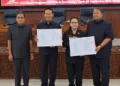Wali Kota Semarang, Agustina Wilujeng Pramestuti, bersama pimpinan DPRD setempat menunjukkan dokumen nota kesepakatan Perubahan KUA-PPAS APBD Tahun 2026 dalam rapat paripurna, Senin, 28 September 2026. (Syahril Muadz/Lingkarjateng.id)
