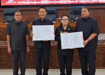 Wali Kota Semarang, Agustina Wilujeng Pramestuti, bersama pimpinan DPRD setempat menunjukkan dokumen nota kesepakatan Perubahan KUA-PPAS APBD Tahun 2026 dalam rapat paripurna, Senin, 28 September 2026. (Syahril Muadz/Lingkarjateng.id)