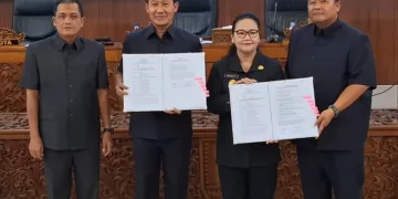 Wali Kota Semarang, Agustina Wilujeng Pramestuti, bersama pimpinan DPRD setempat menunjukkan dokumen nota kesepakatan Perubahan KUA-PPAS APBD Tahun 2026 dalam rapat paripurna, Senin, 28 September 2026. (Syahril Muadz/Lingkarjateng.id)