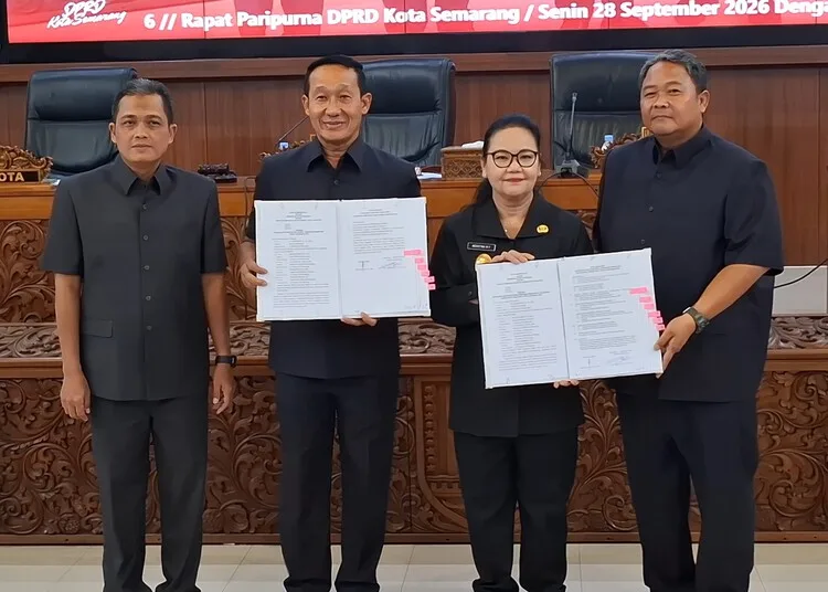 Wali Kota Semarang, Agustina Wilujeng Pramestuti, bersama pimpinan DPRD setempat menunjukkan dokumen nota kesepakatan Perubahan KUA-PPAS APBD Tahun 2026 dalam rapat paripurna, Senin, 28 September 2026. (Syahril Muadz/Lingkarjateng.id)