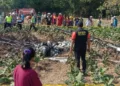 Warga melihat bekas pesawat latih TNI AU yang terbakar setelah melakukan pendaratan darurat di areal persawahan yang ada di Desa Sarimulyo, Kecamatan Ngawen, Kabupaten Blora, Minggu, 6 September 2026. (Eko Wicaksono/Lingkarjateng.id)