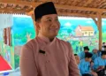 Pelaksana tugas Bupati Pekalongan, Sukirman memberikan keterangan kepada wartawan terkait kesiapan pelaksanaan Pilkades 2026 di 34 desa, usai menghadiri Peringatan Maulid Nabi Muhammad SAW di Pendopo Asy-Sya’roni, Desa Limbangan, Kecamatan Karanganyar, Jumat, 4 September 2026. (Fahri Akbar/Lingkarjateng.id)