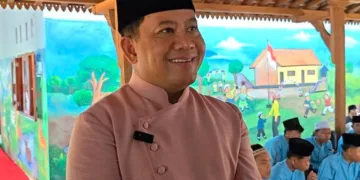 Pelaksana tugas Bupati Pekalongan, Sukirman memberikan keterangan kepada wartawan terkait kesiapan pelaksanaan Pilkades 2026 di 34 desa, usai menghadiri Peringatan Maulid Nabi Muhammad SAW di Pendopo Asy-Sya’roni, Desa Limbangan, Kecamatan Karanganyar, Jumat, 4 September 2026. (Fahri Akbar/Lingkarjateng.id)