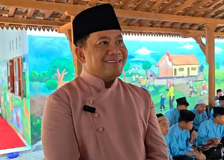 Pelaksana tugas Bupati Pekalongan, Sukirman memberikan keterangan kepada wartawan terkait kesiapan pelaksanaan Pilkades 2026 di 34 desa, usai menghadiri Peringatan Maulid Nabi Muhammad SAW di Pendopo Asy-Sya’roni, Desa Limbangan, Kecamatan Karanganyar, Jumat, 4 September 2026. (Fahri Akbar/Lingkarjateng.id)