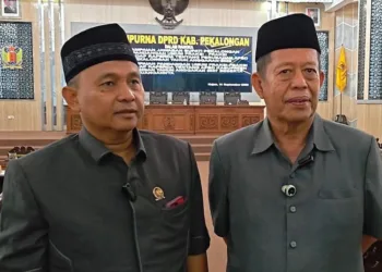 Ketua DPRD Kabupaten Pekalongan Abdul Munir (kanan) bersama Wakil Ketua DPRD Sumar Rosul (kiri) memberikan keterangan terkait pelaksanaan Pilkades 2026 di Kabupaten Pekalongan, usai rapat paripurna, Jumat, 11 September 2026. (Fahri Akbar/Lingkarjateng.id)
