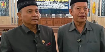 Ketua DPRD Kabupaten Pekalongan Abdul Munir (kanan) bersama Wakil Ketua DPRD Sumar Rosul (kiri) memberikan keterangan terkait pelaksanaan Pilkades 2026 di Kabupaten Pekalongan, usai rapat paripurna, Jumat, 11 September 2026. (Fahri Akbar/Lingkarjateng.id)