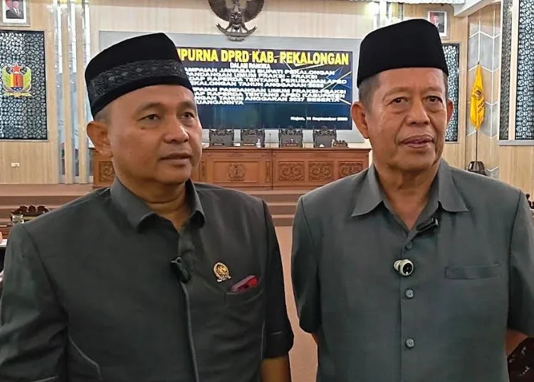Ketua DPRD Kabupaten Pekalongan Abdul Munir (kanan) bersama Wakil Ketua DPRD Sumar Rosul (kiri) memberikan keterangan terkait pelaksanaan Pilkades 2026 di Kabupaten Pekalongan, usai rapat paripurna, Jumat, 11 September 2026. (Fahri Akbar/Lingkarjateng.id)
