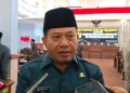 Plt Bupati Pekalongan, Sukirman, memberi keterangan kepada wartawan usai rapat paripurna, Senin, 7 September 2026. (Fahri Alakbar/Lingkarjateng.id)