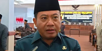 Plt Bupati Pekalongan, Sukirman, memberi keterangan kepada wartawan usai rapat paripurna, Senin, 7 September 2026. (Fahri Alakbar/Lingkarjateng.id)